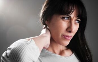 Žena je znepokojená príznakmi cervikálnej osteochondrózy